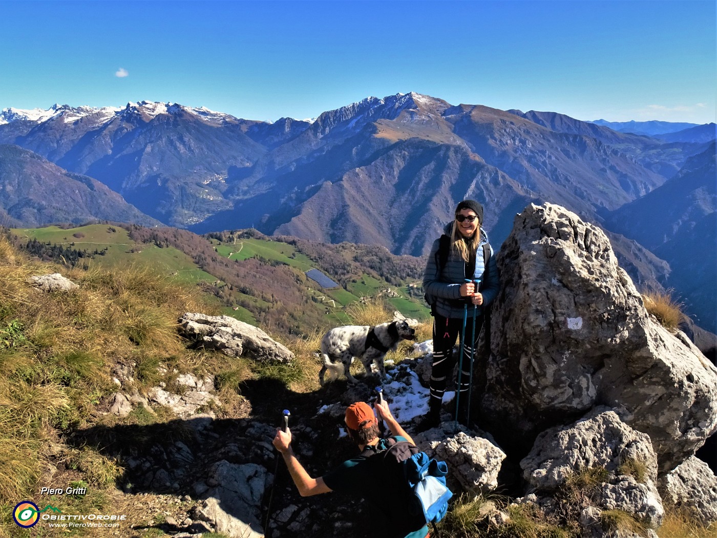 70 Dalla Baita del Giacom in decisa discesa al Passo del Grialeggio con vista in Menna e Pietra Quadra.JPG